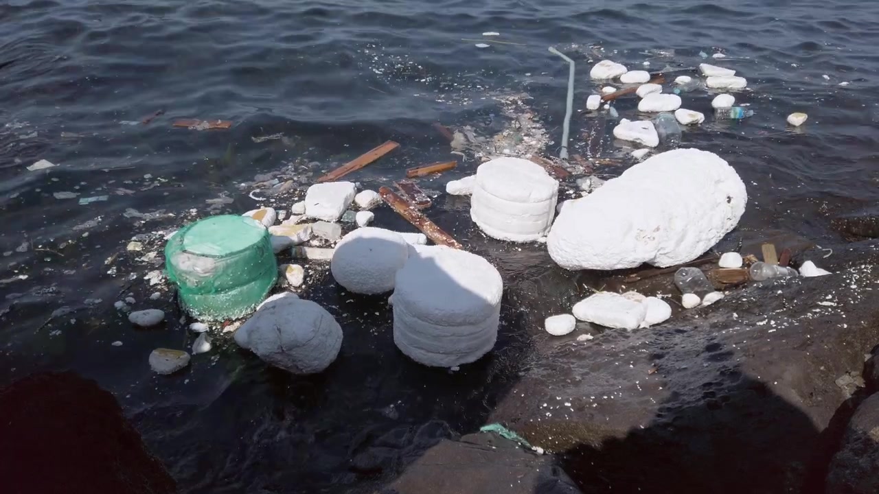 Inquinamento da rifiuti di plastica e polistirolo nell'oceano.