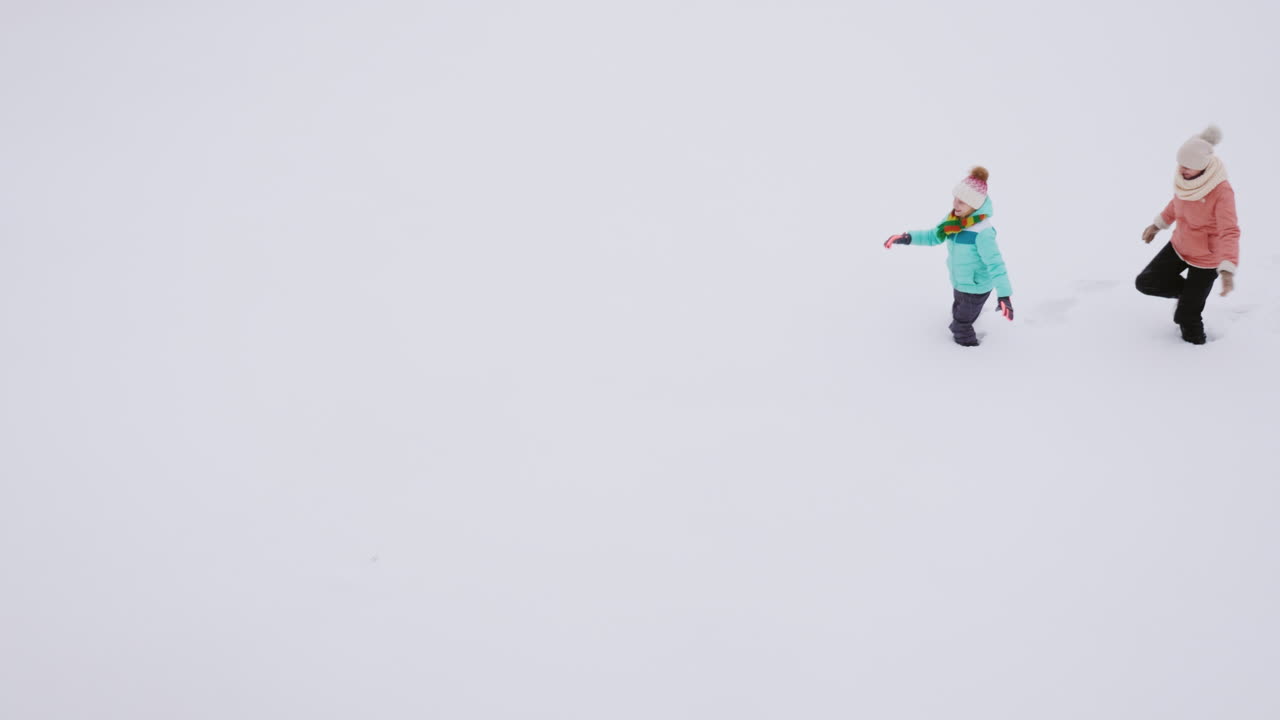 gente divirtiéndose en glubokom snack especie de sverhu