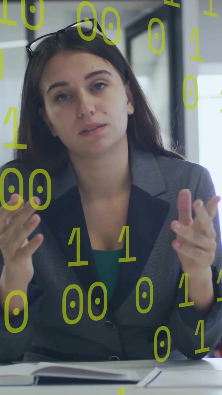 In ufficio, donna d'affari che lavora con animazione di codice binario sovrapposta alla scena