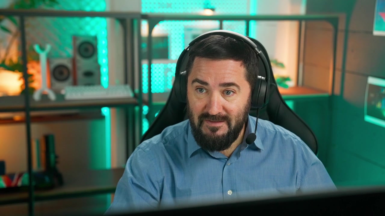 Uomo professionista con cuffie durante una riunione virtuale