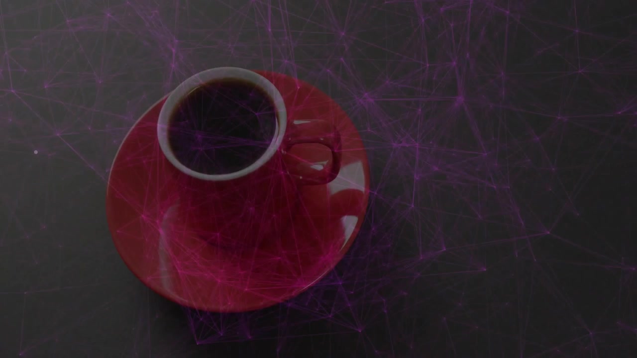 Al inicio, líneas de red moradas emergen detrás de una taza roja, la cámara se desplaza a la izquierda para una superposición de red.