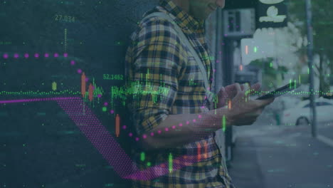 animación del procesamiento de datos sobre un hombre caucásico usando un teléfono inteligente