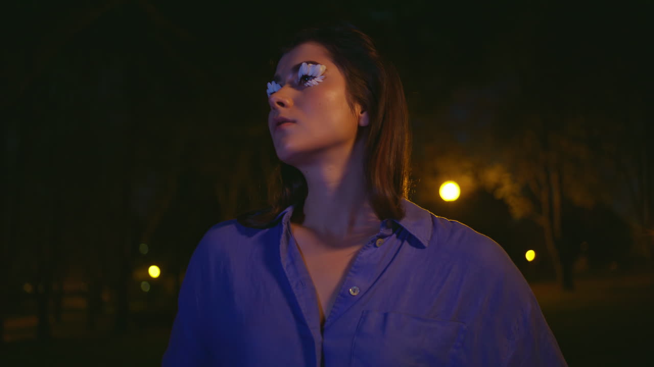 modelando el parque nocturno en un primer plano de estado de ánimo contemplativo. hermosa mujer de moda