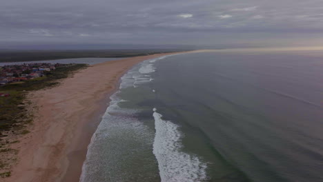 áfrica del sur avión no tripulado aéreo jeffreys bay ciudad de surf impresionante amanecer temprano golden ocean surfer onda groundswell amanecer y atardecer avión no tripulado jbay impresionante costa playa nublada movimiento circular cinematográfico