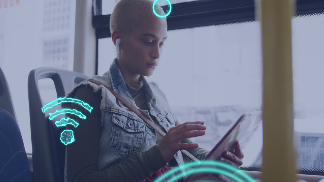 animación de iconos de las redes sociales sobre una mujer biracial en el autobús usando una tableta