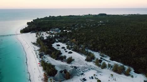 increíble panorama sobre la vista tomada por un dron de una fiesta en la playa de ensueño