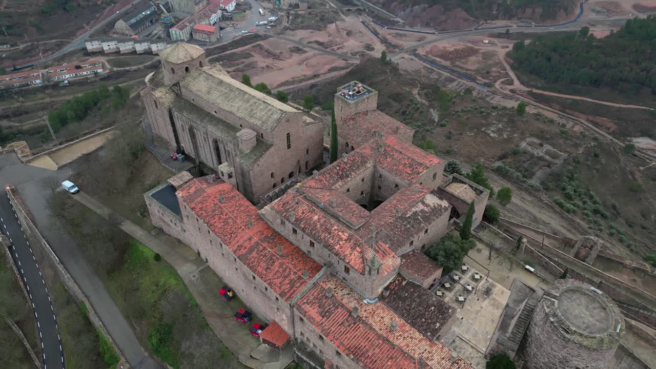 Castello di Cardona con la città circostante e il paesaggio di giorno, vista aerea.