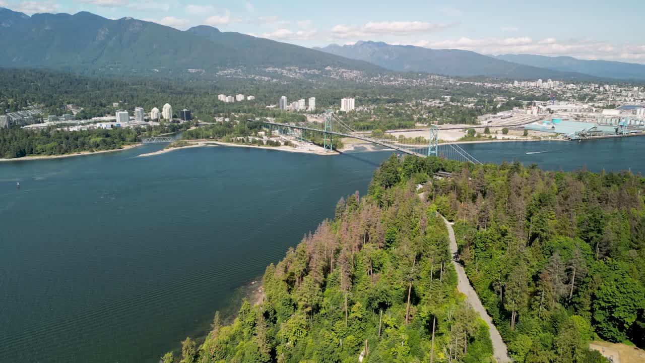 Descrizione: Veduta aerea da drone di Vancouver e Stanley Park che evidenzia lo skyline della città costiera, la penisola boscosa e le acque del porto circostante