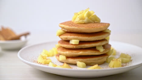 Tortita-De-Manzana-O-Crepe-De-Manzana-Con-Canela-En-Polvo