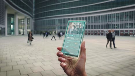 movimiento lento de la mano de una mujer de negocios usando un teléfono celular de vidrio futurista con la última tecnología holográfica avanzada de realidad aumentada para hacer llamadas de video a sus colegas