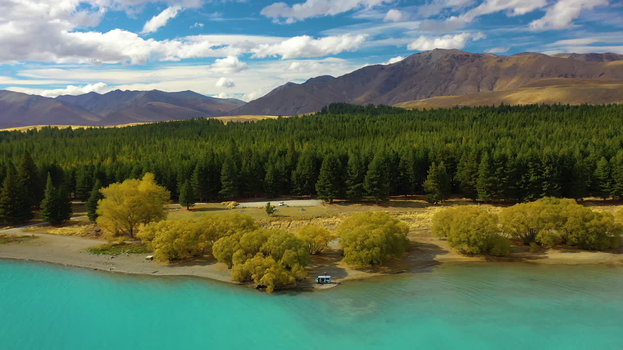 vista aérea panorámica del agua turquesa del lago pukaki en el paisaje montañoso de nueva zelanda