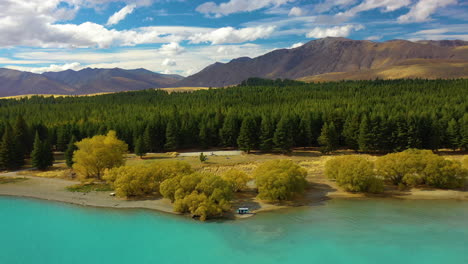 Vista-Aérea-Panorámica-De-Las-Aguas-Turquesas-Del-Lago-Pukaki-En-El-Paisaje-Montañoso-De-Nueva-Zelanda