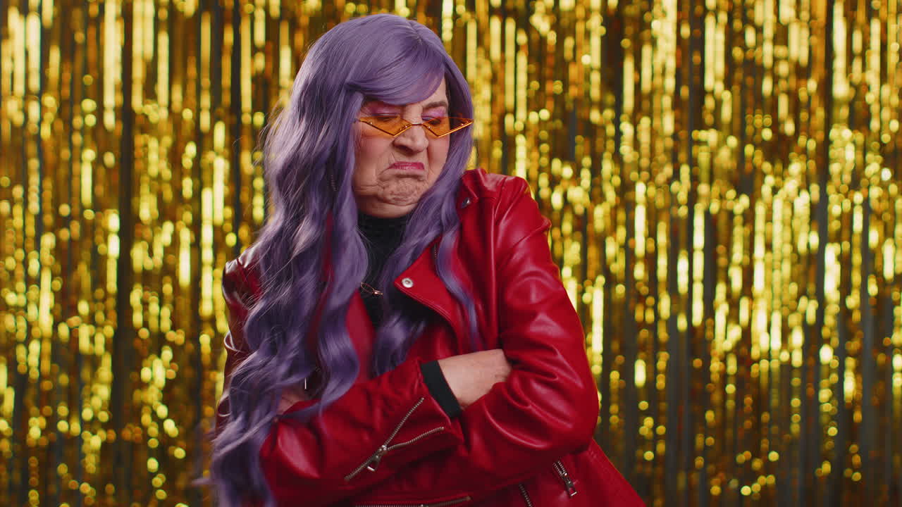 mujer insatisfecha sacudiendo la cabeza sin expresar irritación sintiéndose aburrida decepcionada resultados malas noticias