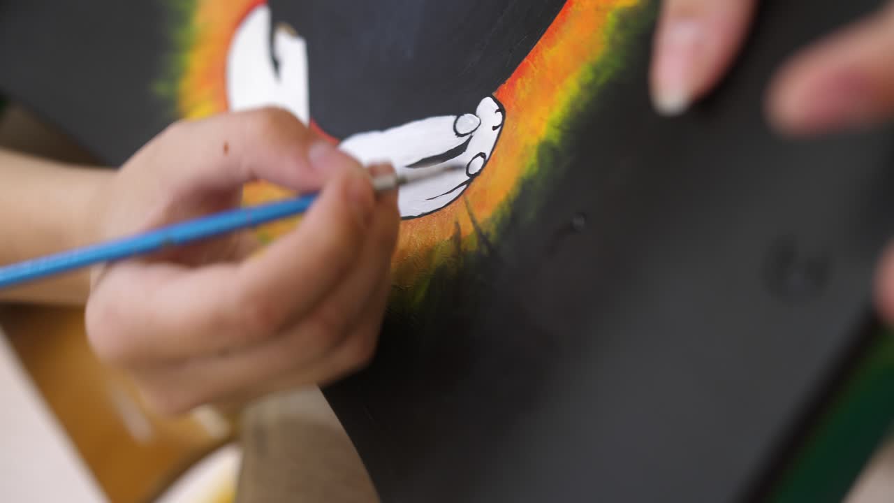 estudiante pintando arte oscuro abstracto, cámara lenta de primer plano, chica caucásica