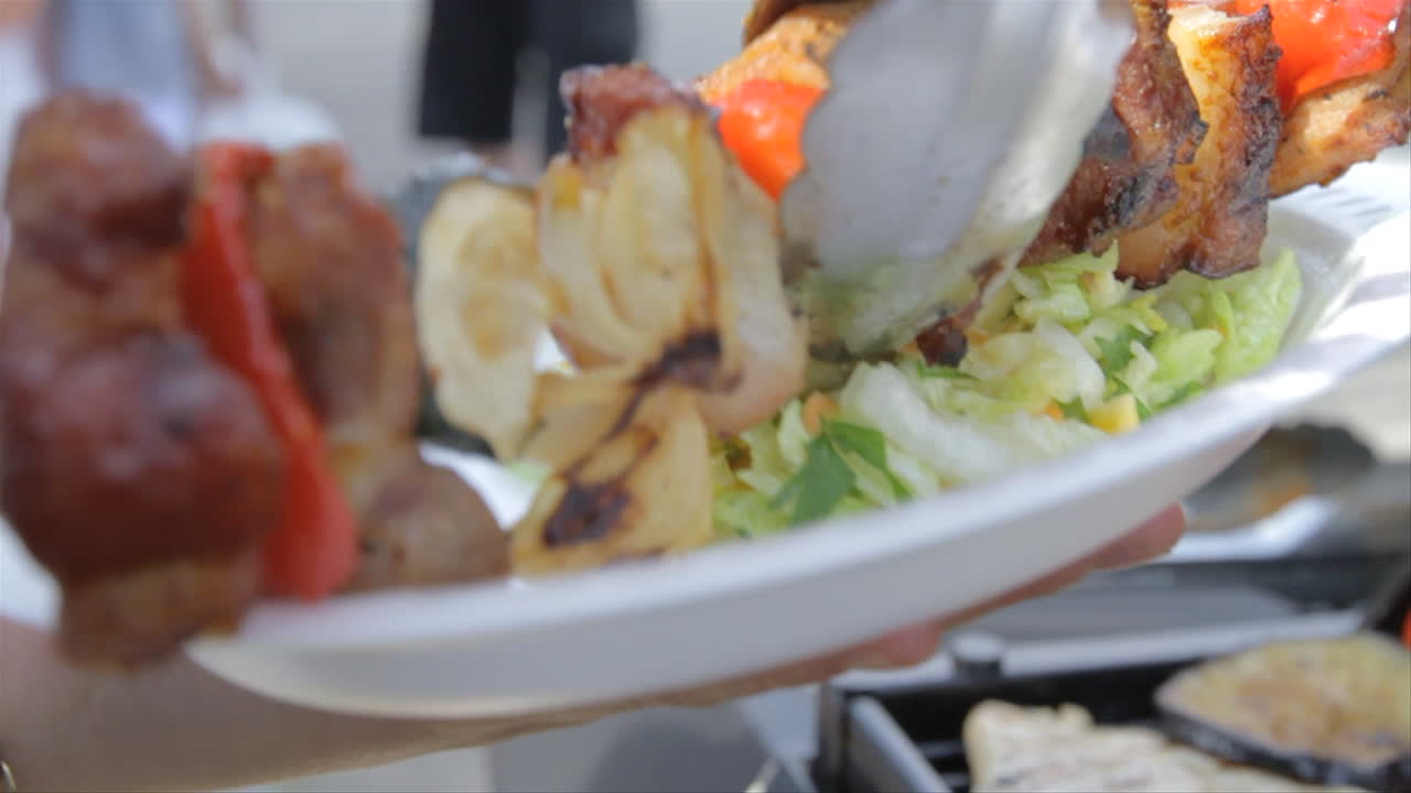 voltear carne en una parrilla de barbacoa