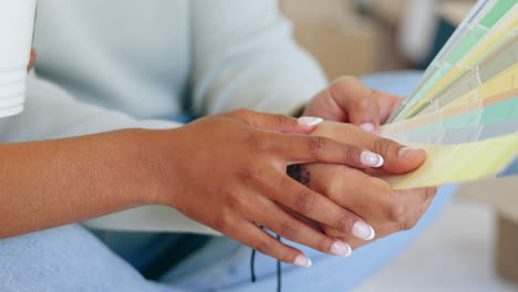 manos, la decisión de color de pintura y la nueva casa
