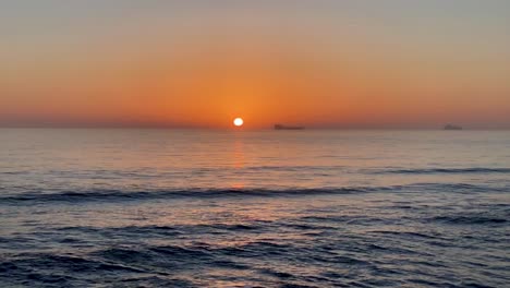 4k-Zeitraffer-Orangefarbener-Sonnenuntergang-Strand-über-Dem-Ozean-Schöne-Meerwasserwellen