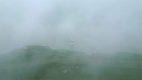 Aufschlussreiche-Aufnahme-Des-Leuchtturms-Von-Beachy-Head-–-Tauchgang-Von-Oben-Von-Weißen-Klippen,-Aufgenommen-Mit-Der-Drohne-DJI-Mini-3-Pro-In-Eastbourne,-England