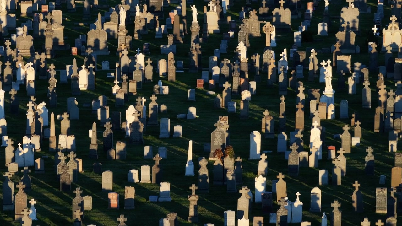 Luftaufnahme von Grabsteinen auf einem Friedhof. Aufgenommen an einem Herbstmorgen.