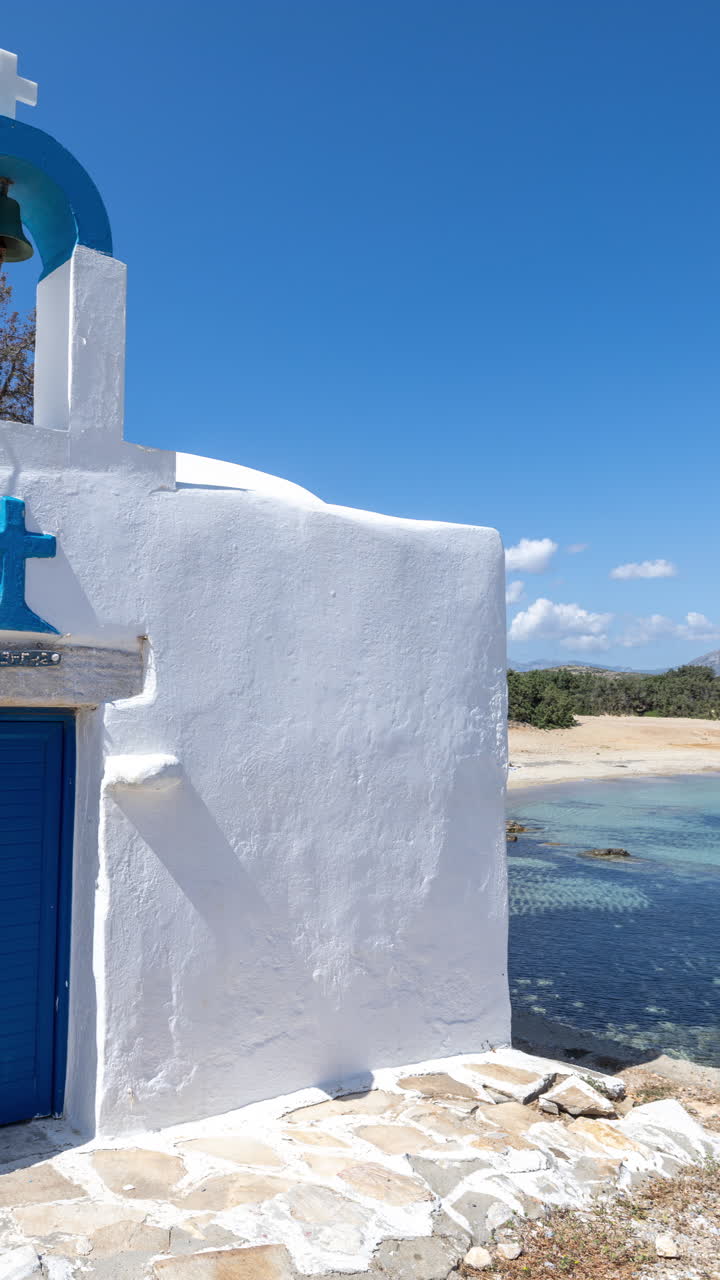 iglesia en la playa de alyko, isla de naxos, grecia en vertical