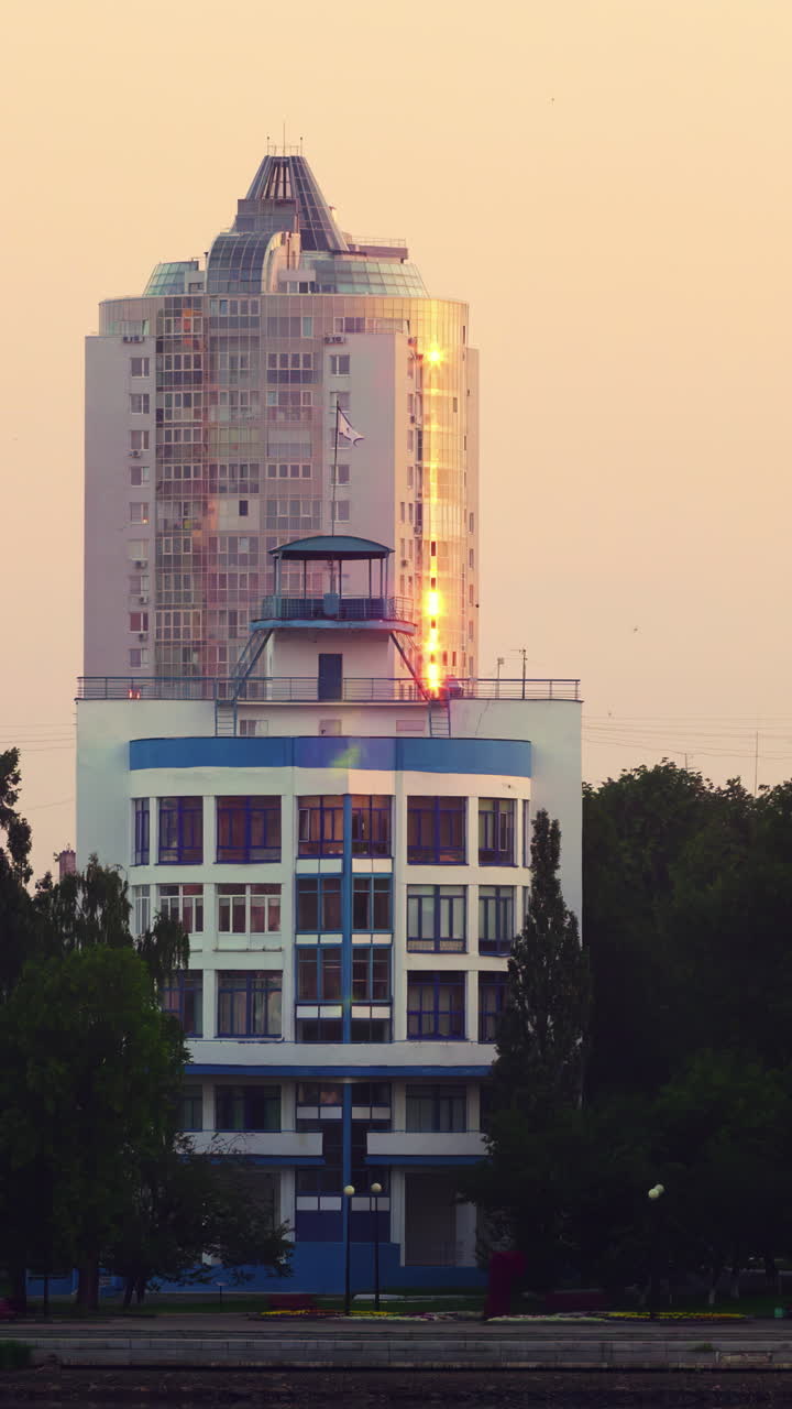 edificios de la ciudad al amanecer o al atardecer