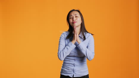 persona esperanzada orando a dios frente a la cámara