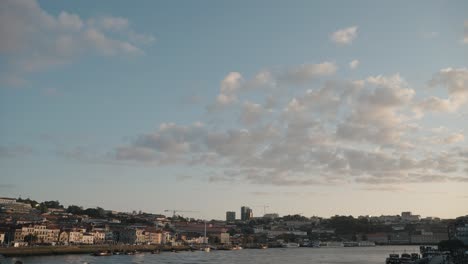 Horizonte-Ribereño-De-Oporto-Con-Edificios-Históricos-Y-Nubes-Dispersas-Al-Atardecer