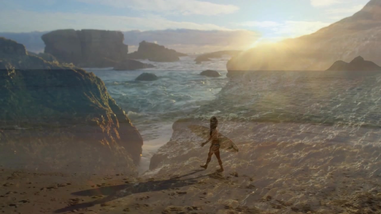 Il sole basso illumina una donna che cammina sulla riva, impronte animate evidenziano i dati sulle maree per annunci di viaggio.