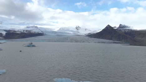 Toma-Aérea-De-Establecimiento-De-Un-Glaciar-Y-Una-Laguna