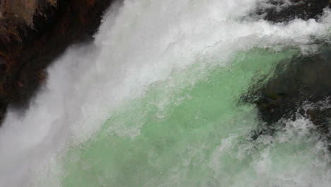 Primer-Plano-En-Cámara-Ultra-Lenta-Del-Agua-Que-Fluye-Sobre-El-Borde-De-Las-Cataratas-Superiores-Del-Río-Yellowstone