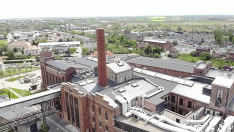 Großes-Backsteingebäude-Mit-Kamin-–-Arche-Hotel-Żnin-In-Der-Alten-Zuckerfabrik-In-Polen