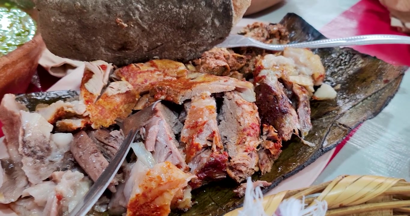 メキシコの土鍋コーヒー、マゲイの葉で包まれたラム肉のバルバコア、コンソメ、手作りのトルティーヤを特徴とする伝統的なメキシコ式家族の朝食の様子。