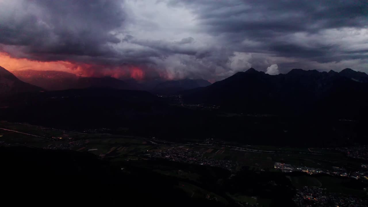 어두운 폭풍과 천둥이 산과 도시 인스브루크 (tyrol, 오스트리아, 유럽) 위의 하늘을 습니다.