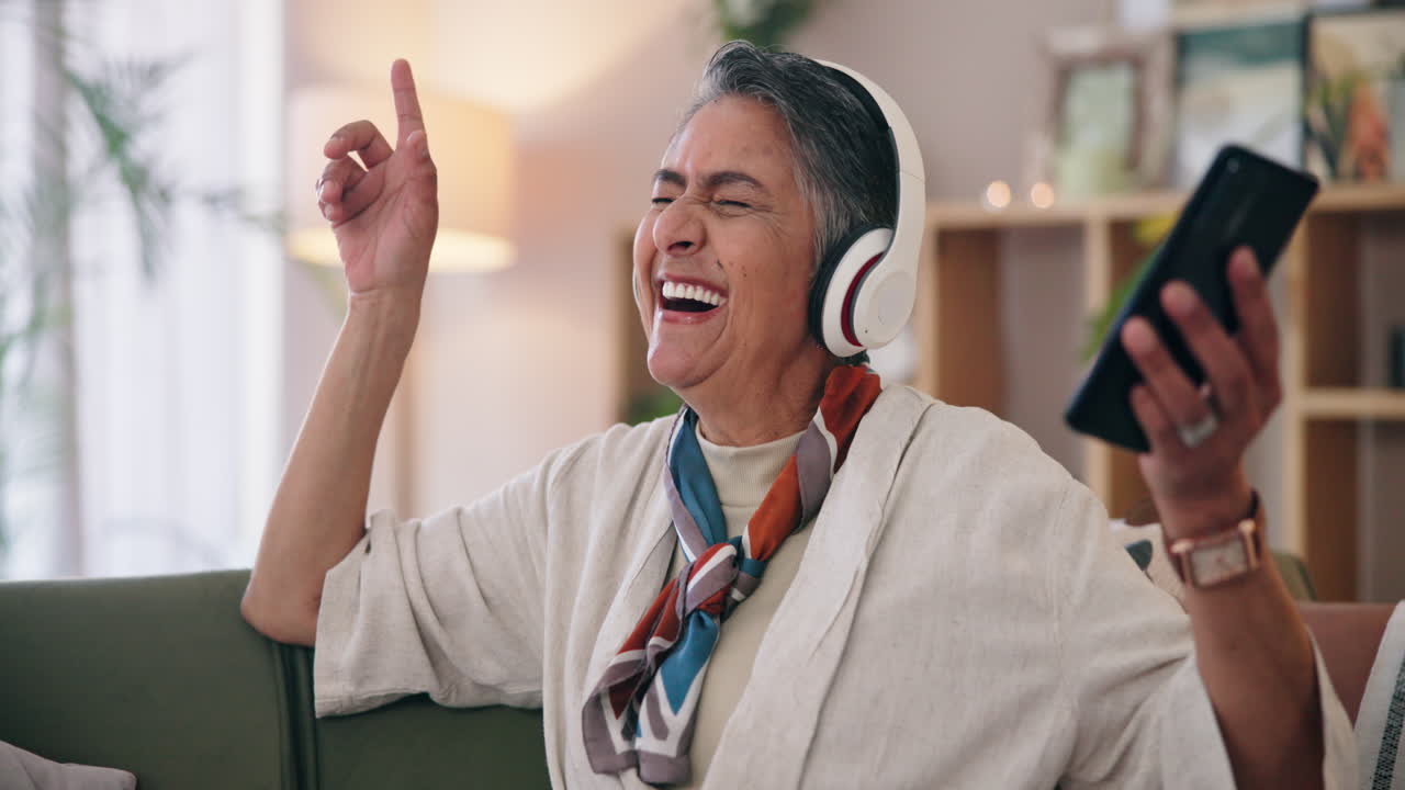 시니어 여성이 비디오 통화로 음악을 즐기고 있습니다.