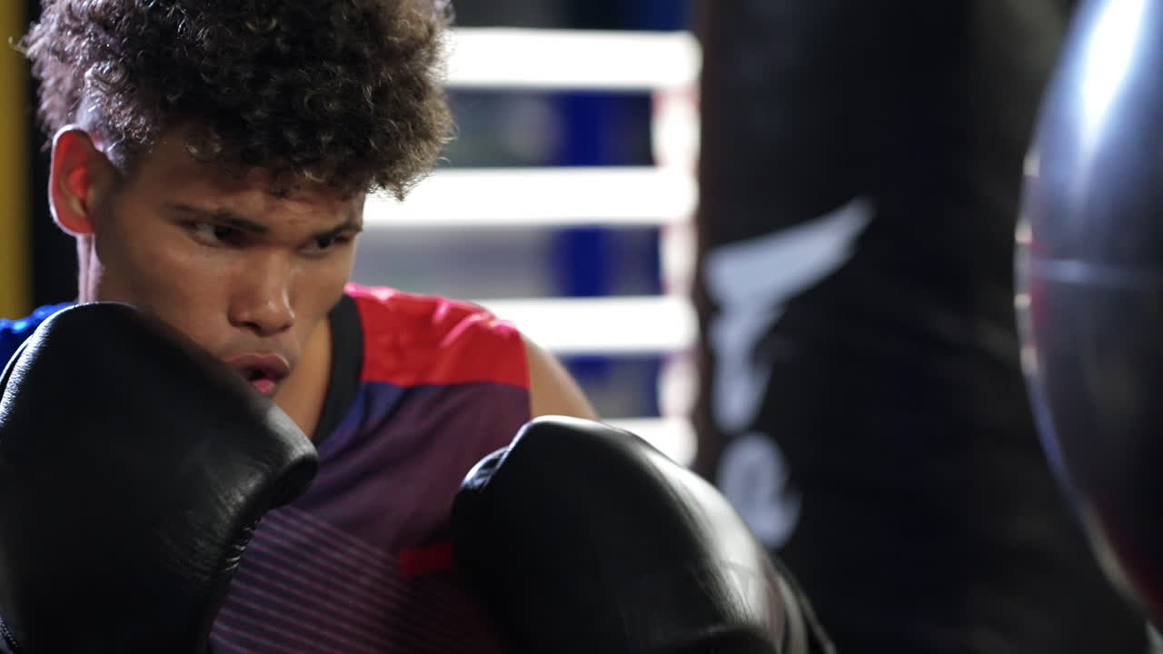 joven boxeador entrenando