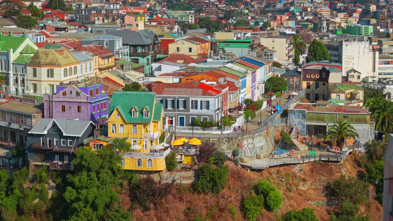 Şili'nin Valparaiso şehrindeki Cerro Concepcion üzerinde yer alan renkli Atkinson Gezinti Yolu'nun güneşli bir günde çekilmiş panoramik havadan görüntüsü.