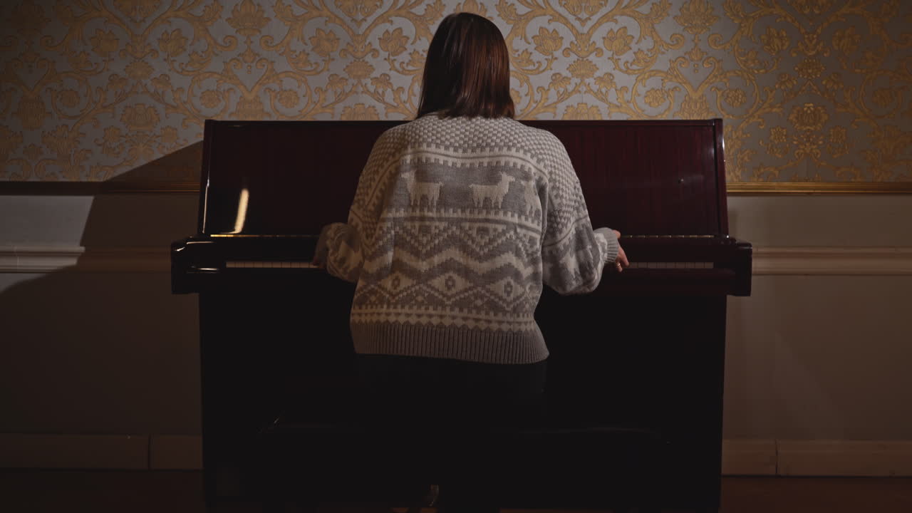 человек играет на пианино в роскошной комнате