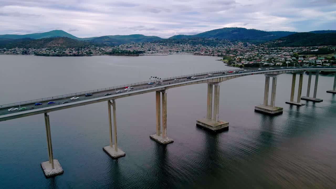 tomada de paralaje aéreo de un puente con el paisaje urbano en el fondo