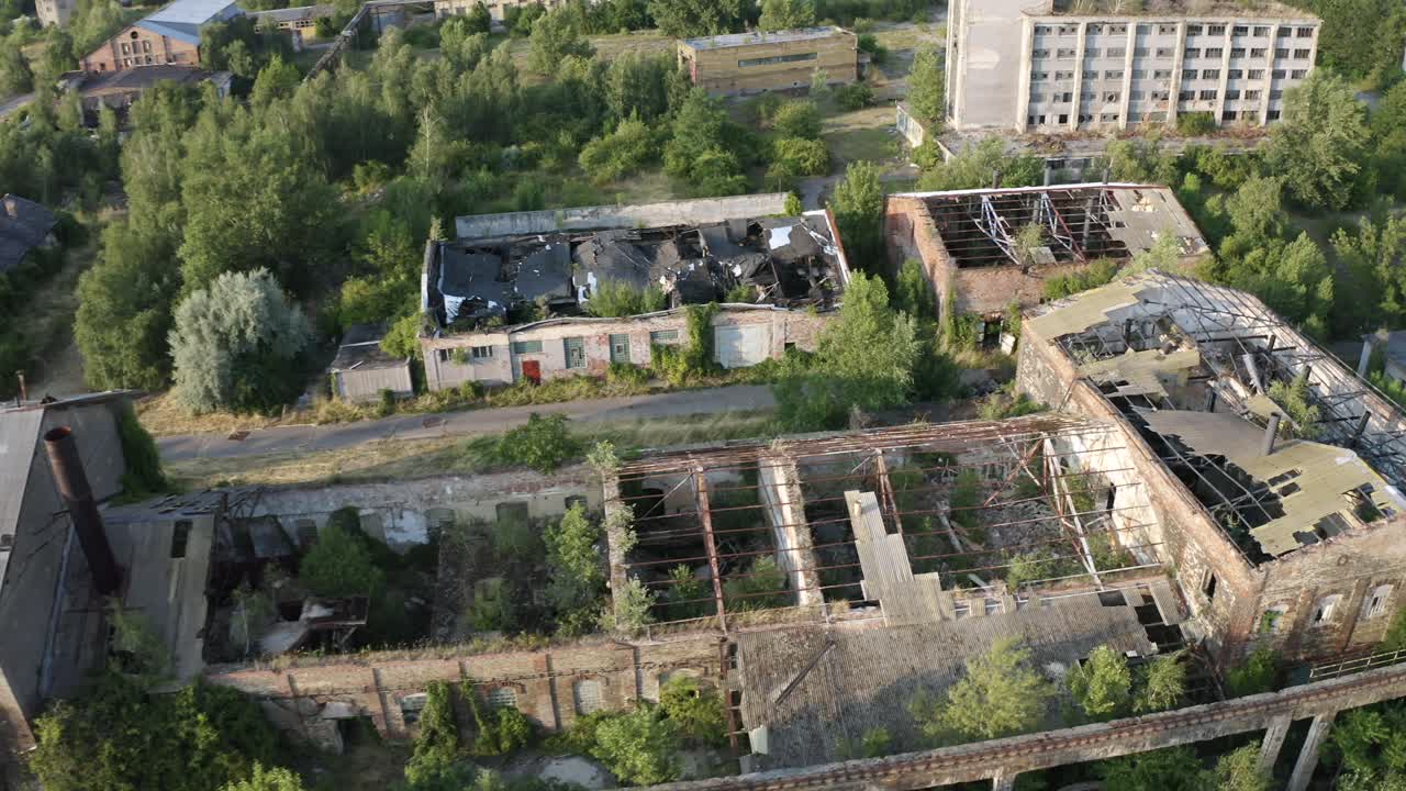 슬로바키아 브라티슬라바 에 있는 버려진 파괴 된 산업 건물 의 공중 사진