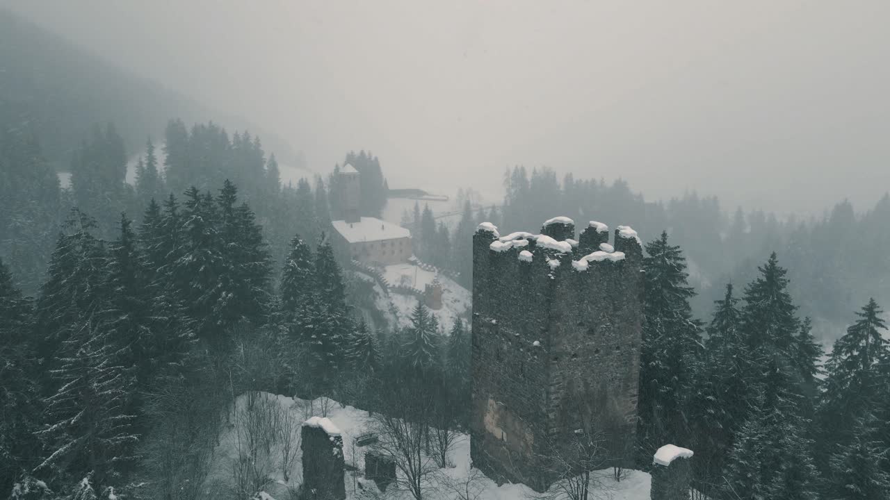 castillo medieval en invierno en el norte de italia