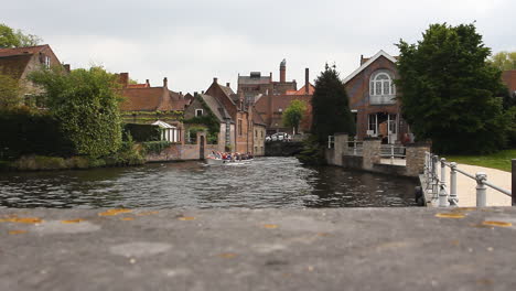 ein lastkahn voller touristen fährt auf einem wasserkanal in belgien