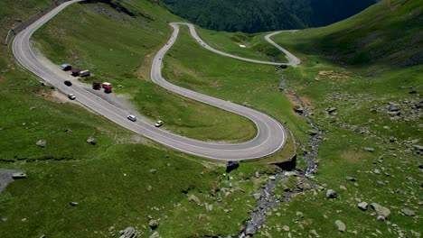 Wunderschöne-Luftaufnahme-Der-Transfagarasan-Bergstraße,-Die-Die-Karpaten-In-Rumänien-überquert,-Luftaufnahme-Einer-Wunderschönen-Bergkette-Mit-Hohen-Gipfeln-Und-Dicken,-Flauschigen-Wolken