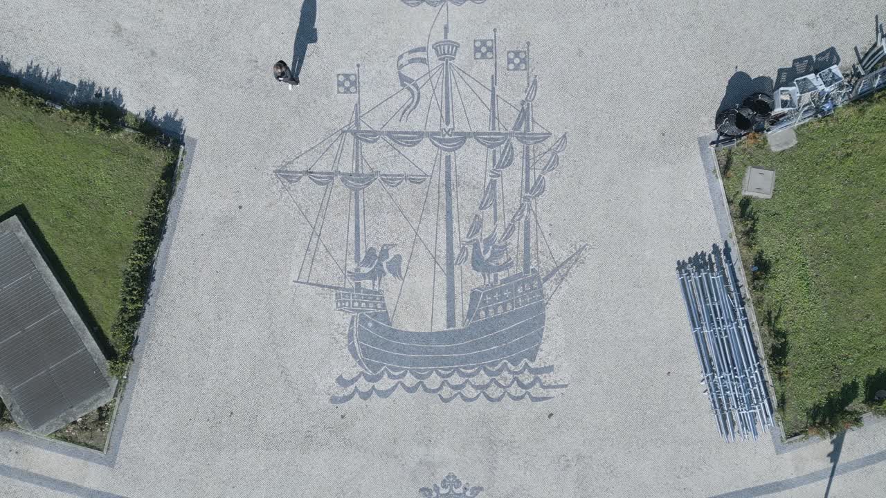 바닥 위를 항해하는 "caravel"이라는 이름의 전통적인 오래된 범선의 공중 하향식 전망