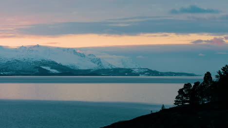 Atemberaubende-Aufnahme-Der-Lyngen-Alpen-In-Norwegen