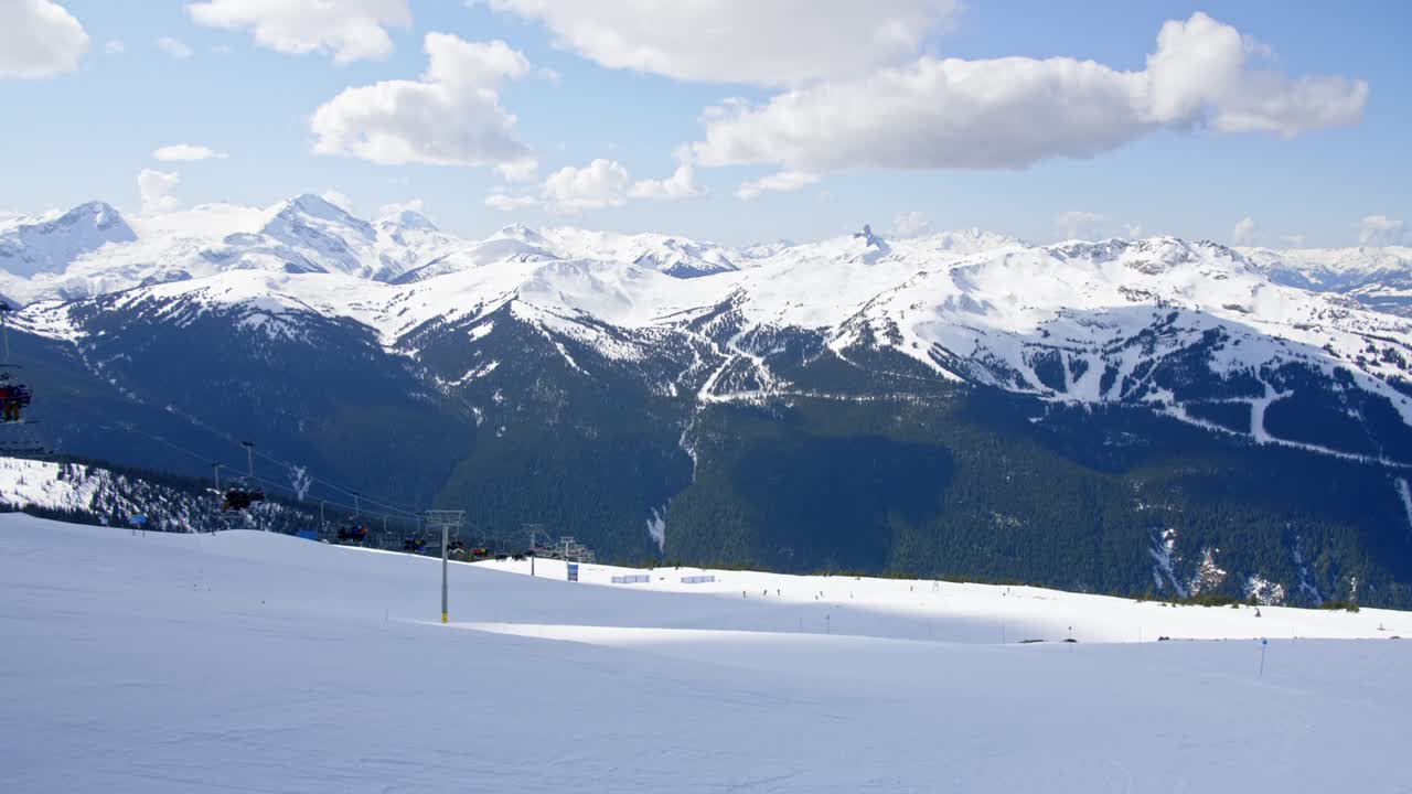 vista de la estación de esquí en la montaña whistler con la cordillera de fondo