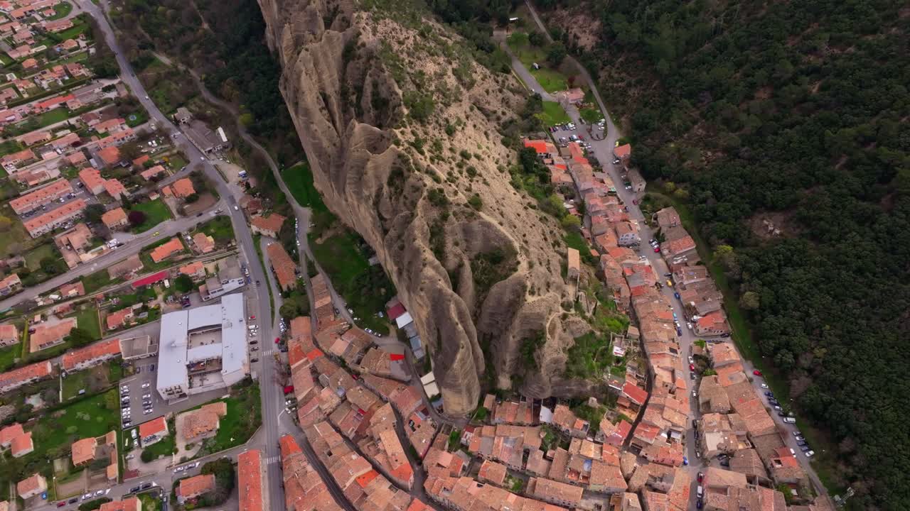 Vista aérea de Les Mees, un pueblo en la ladera de una colina en los Alpes del sur de Francia