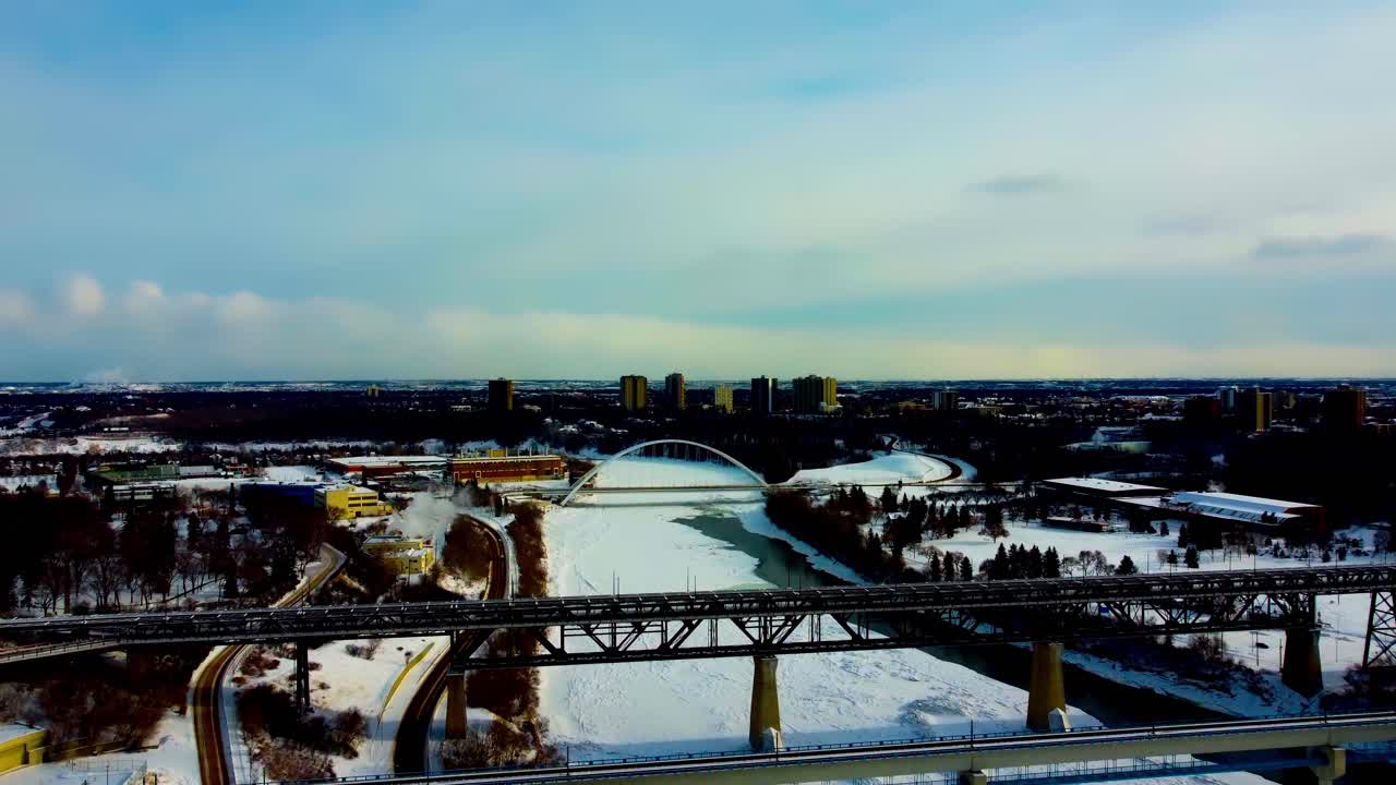 tarde de invierno sobrevuelo aéreo cubierto de nieve norte de saskatchewan río victoria kinsmen park puentes de dudley b menzies para transporte público ferroviario de alto nivel con vía de tranvía moderno walter dale blu2-4