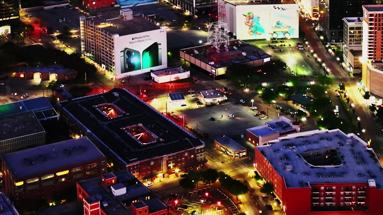 El centro de Dallas por la noche muestra luces brillantes y edificios