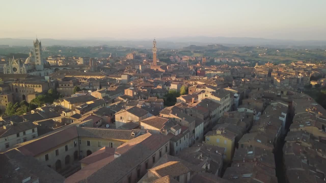 paisaje aéreo del atardecer de la ciudad de siena drone vuela sobre la antigua ciudad medieval en la toscana, italia