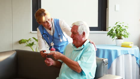 Krankenschwester-Bringt-Kuchen-Zum-Geburtstag-Eines-älteren-Mannes